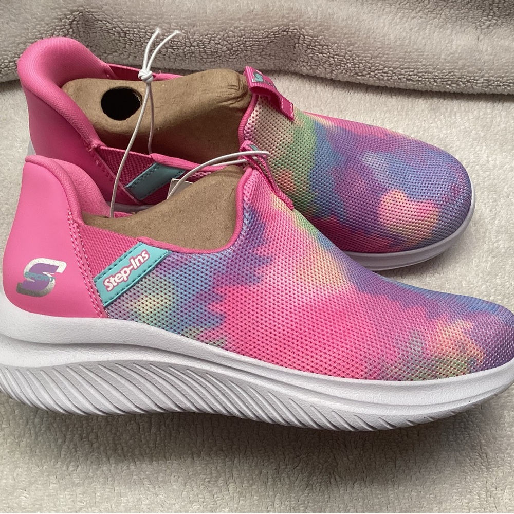 Girl’s Skechers Pink and Multicolor Slip-On Sneakers size 1